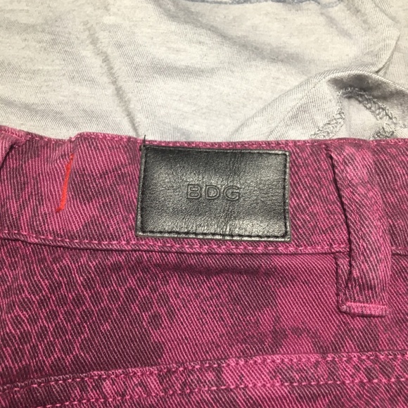 BDG HIGH RISE CHEEKY BURGUNDY SNAKE SKIN SHORT - Picture 6 of 8